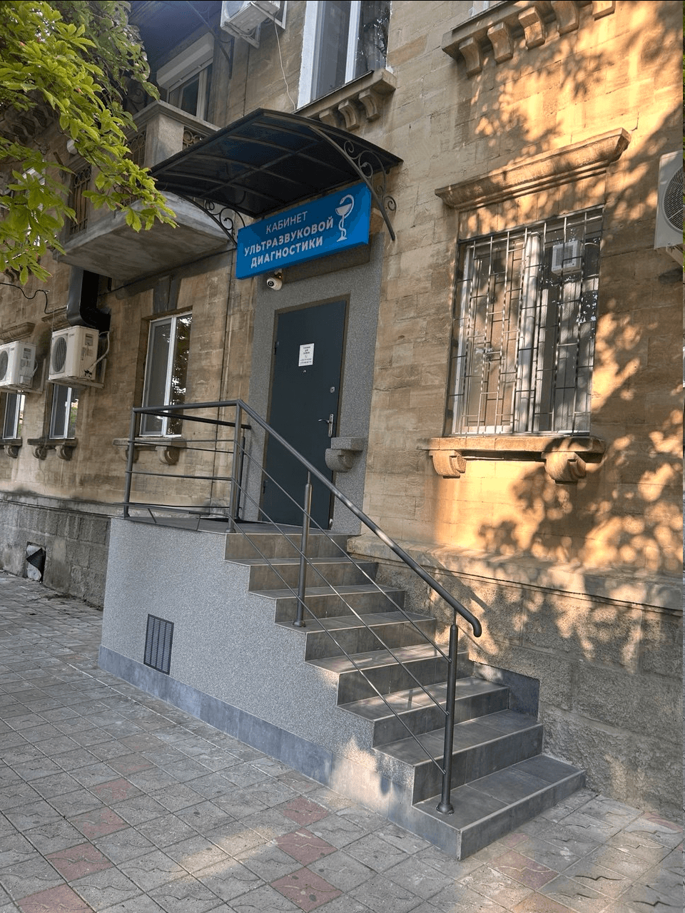 Вход в кабинет ультразвуковой диагностики в Бендерах по адресу ул. Коммунистическая, 63 — синяя вывеска «Кабинет ультразвуковой диагностики»