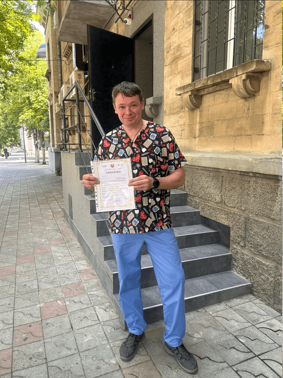 Доктор Бахчеван Валерий Николаевич с лицензией на медицинскую деятельность у входа в кабинет УЗИ в Бендерах